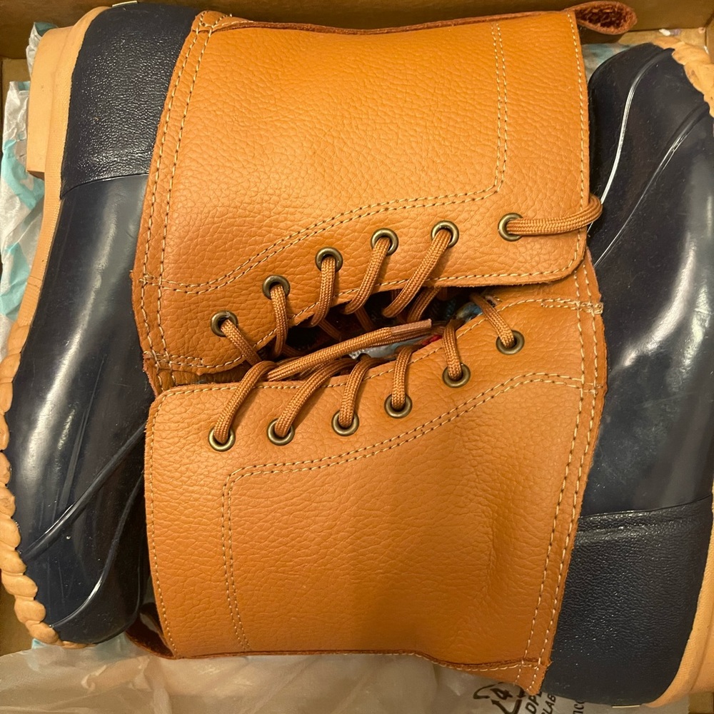 Size 7 tan and navy women’s duck boots perfect condition